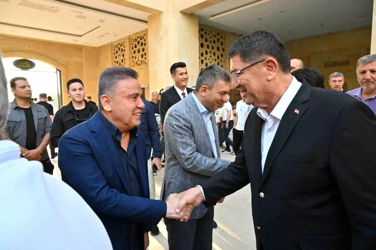 Başkan Böcek Bayram Namazı Sonrası Vatandaşlarla Samimi Bayramlaşma Etkinliği Yaptı