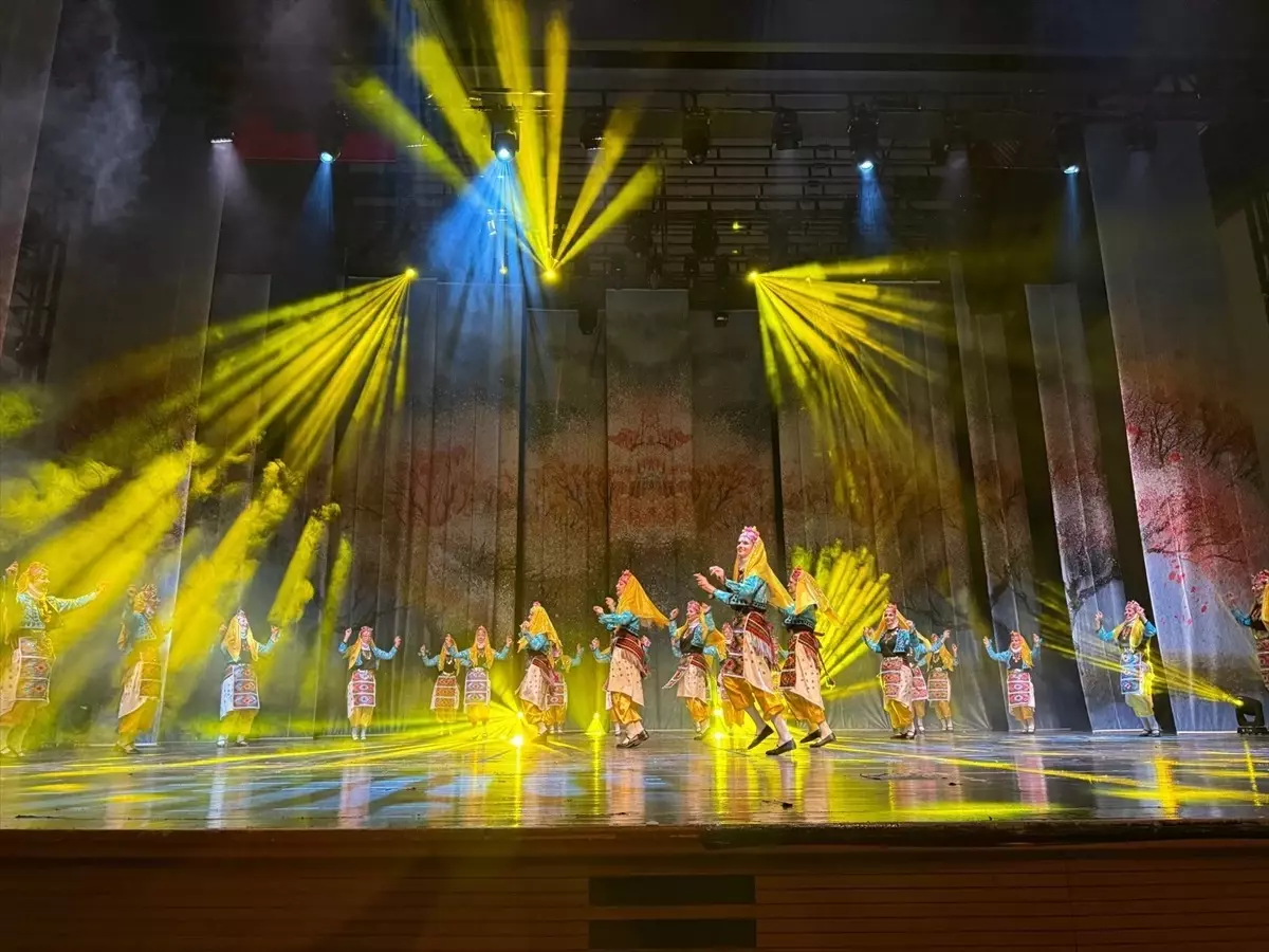 Bursa Milli Eğitim Bakanlığı Halk Dansları Topluluğu'ndan Muhteşem Gösteri