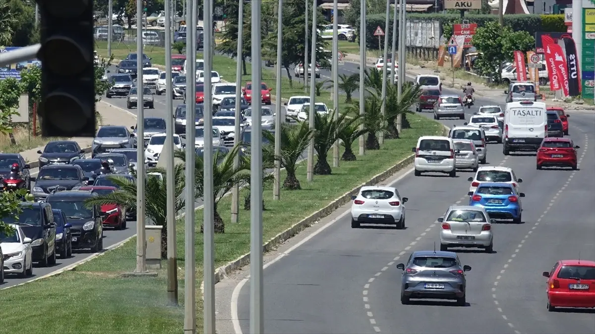Edremit'te Dönüş Trafiği Yoğunlaştı