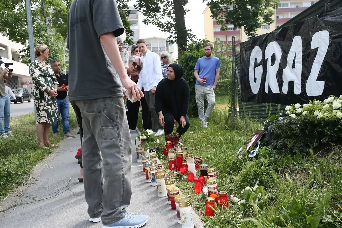 Graz'da Lise Saldırısına Saygı Duruşu