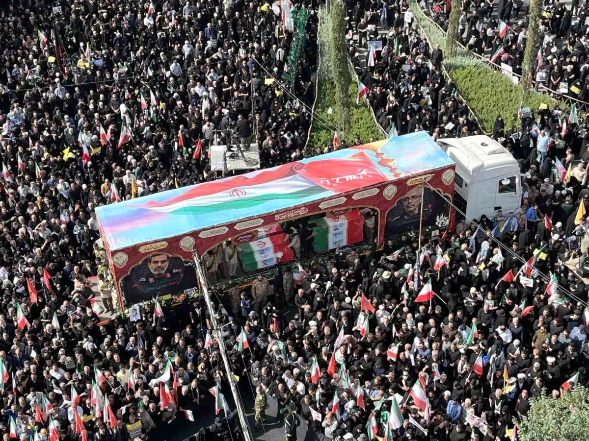 İran'da İsrail saldırılarında hayatını kaybeden 60 kişi son yolculuğuna uğurladı
