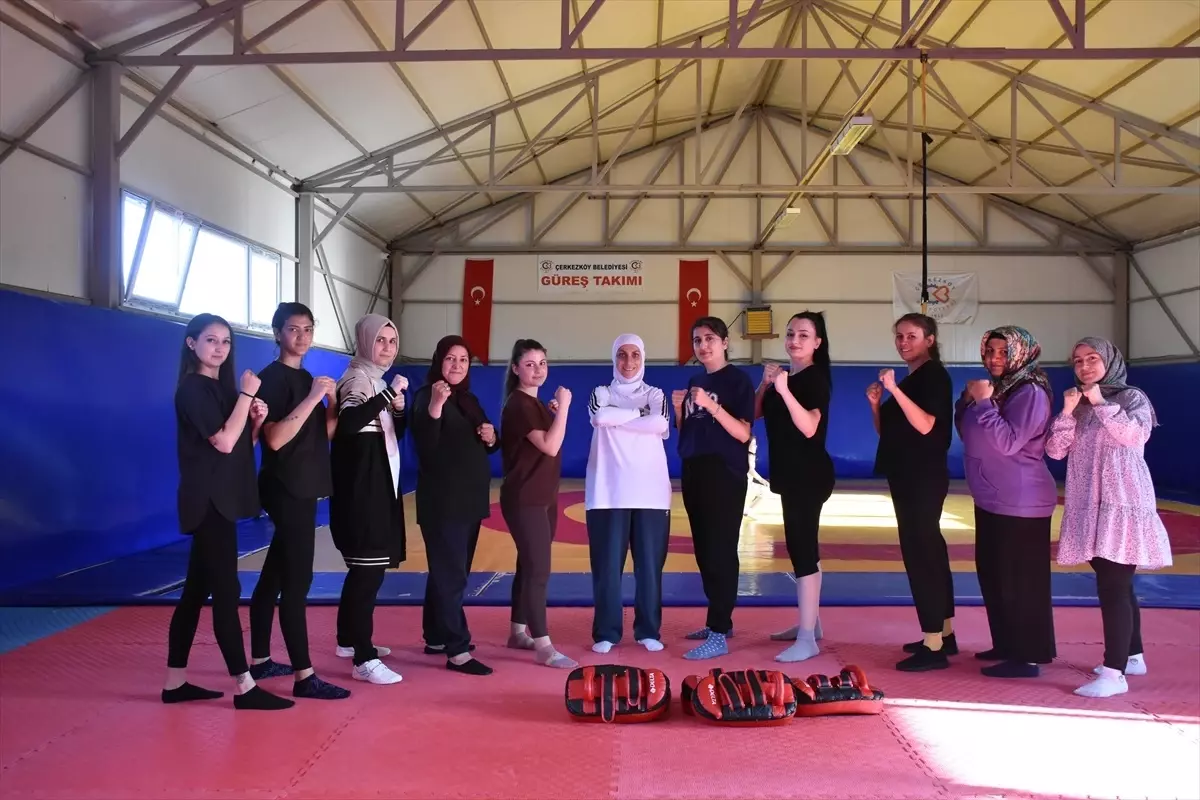 Kadınlar Yakın Dövüş Sertifikalarını Aldı