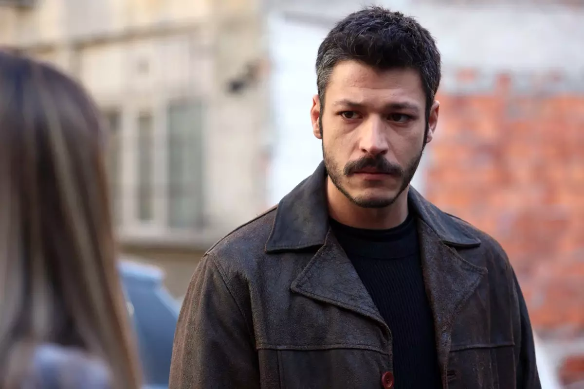 Kubilay Aka'nın Saçlarını Pembeye Boyamasıyla Yenilik Rüzgarı Esti