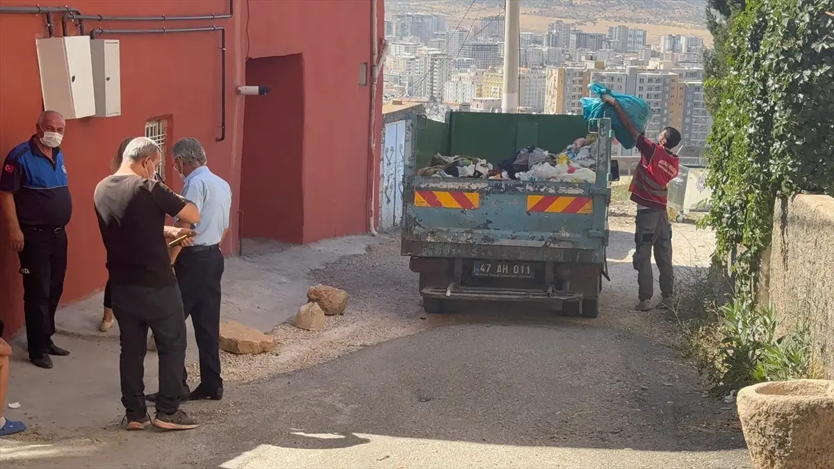 Mardin'de Evden 2 Kamyon Çöp Çıkarıldı