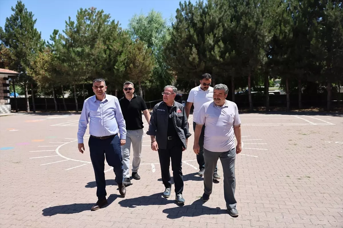 Özdoğan Okul Ziyaretinde Müjde Verdi