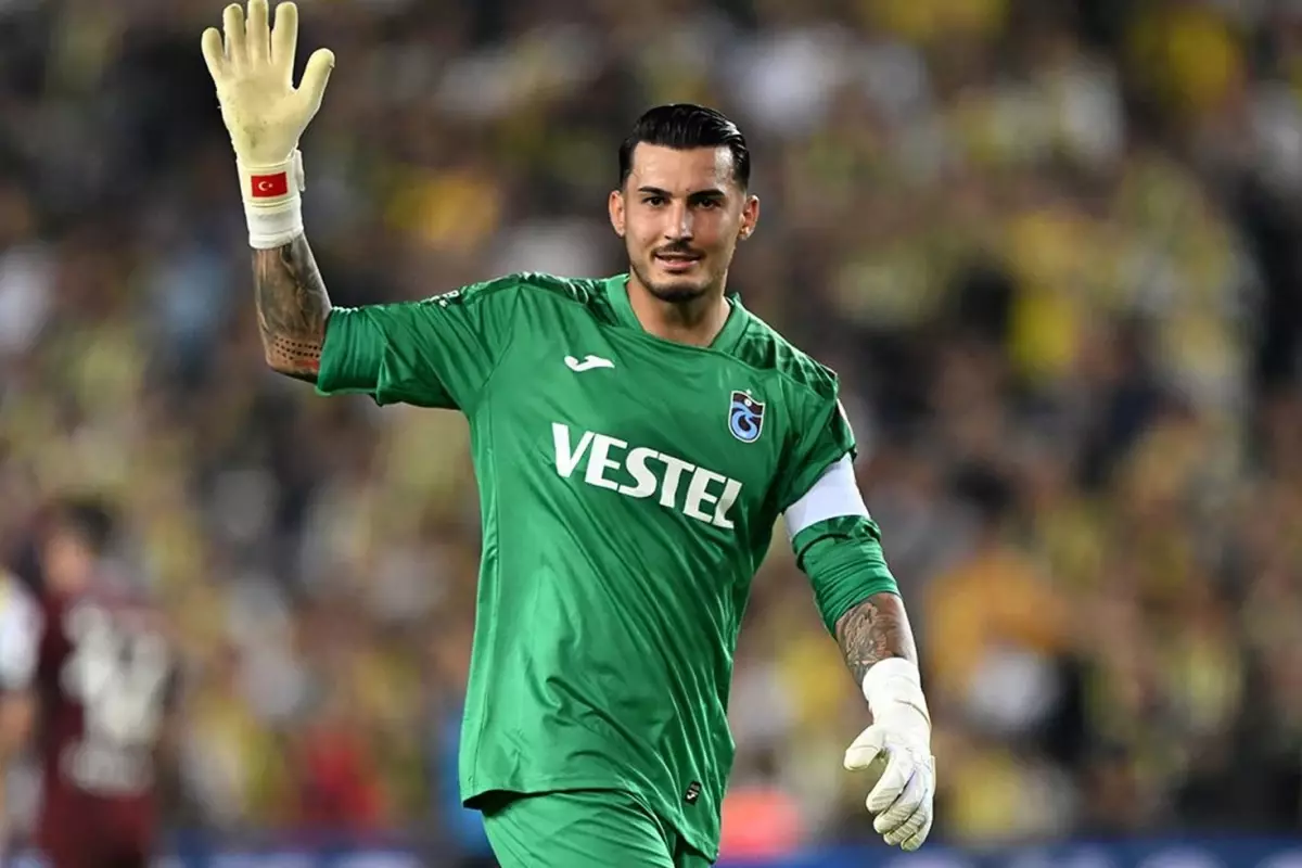 Uğurcan Çakır'dan flaş paylaşım! Önündeki kupa dikkat çekti