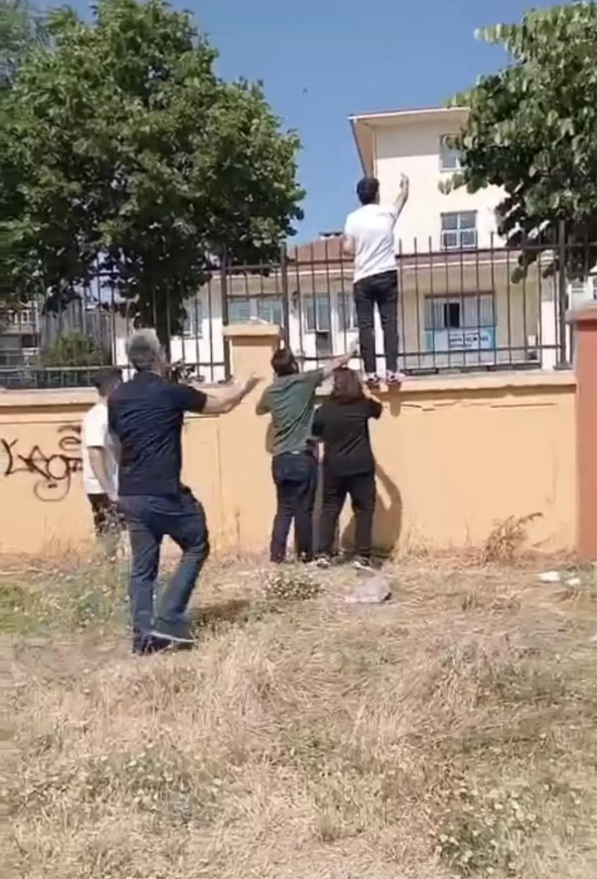 YKS'de Geç Kalan Öğrenci İçin Veliler Tepki Gösterdi