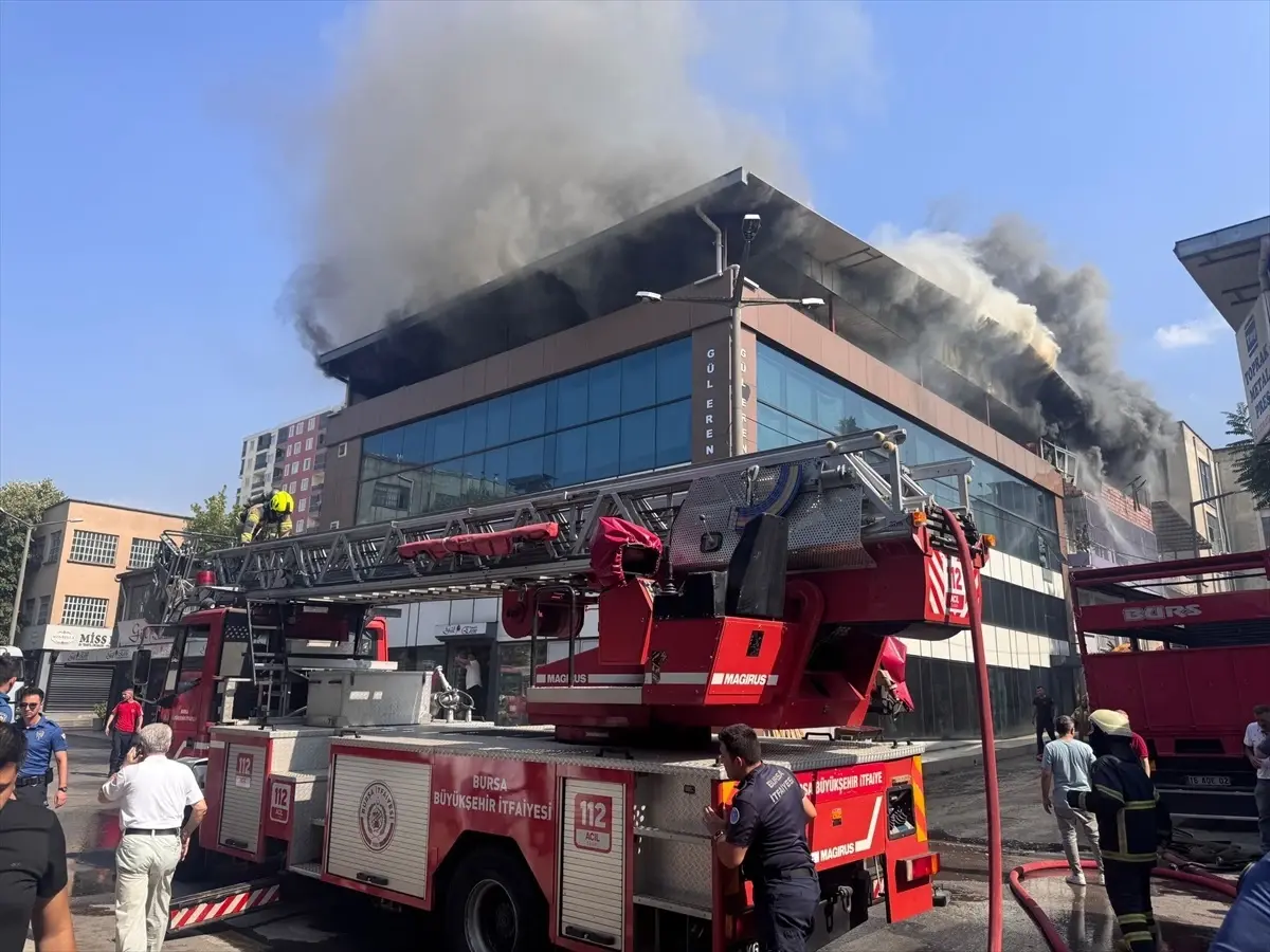 Bursa'da Tekstil Mağazasında Yangın