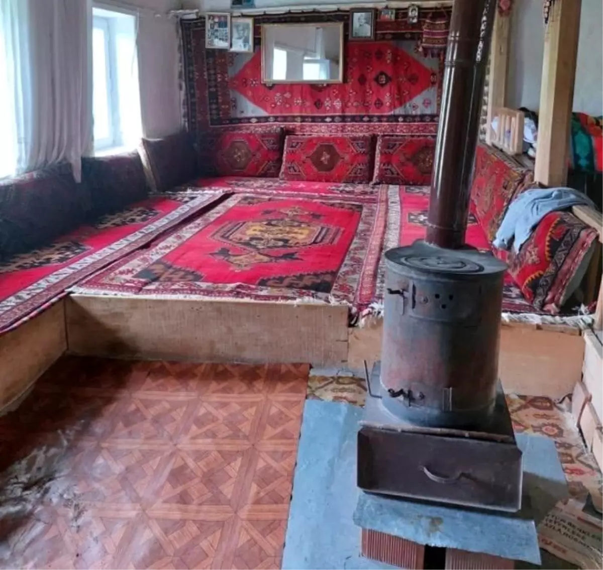 Divriği'de Hırsızlık Olayı: 500 Bin TL'lik Halılar Çalındı