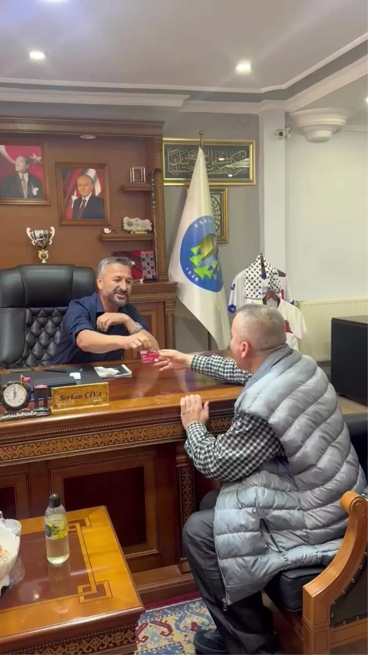 Eskipazar Belediye Başkanı'ndan Örnek Davranış: Maaş Kartını Vatandaşa Verdi