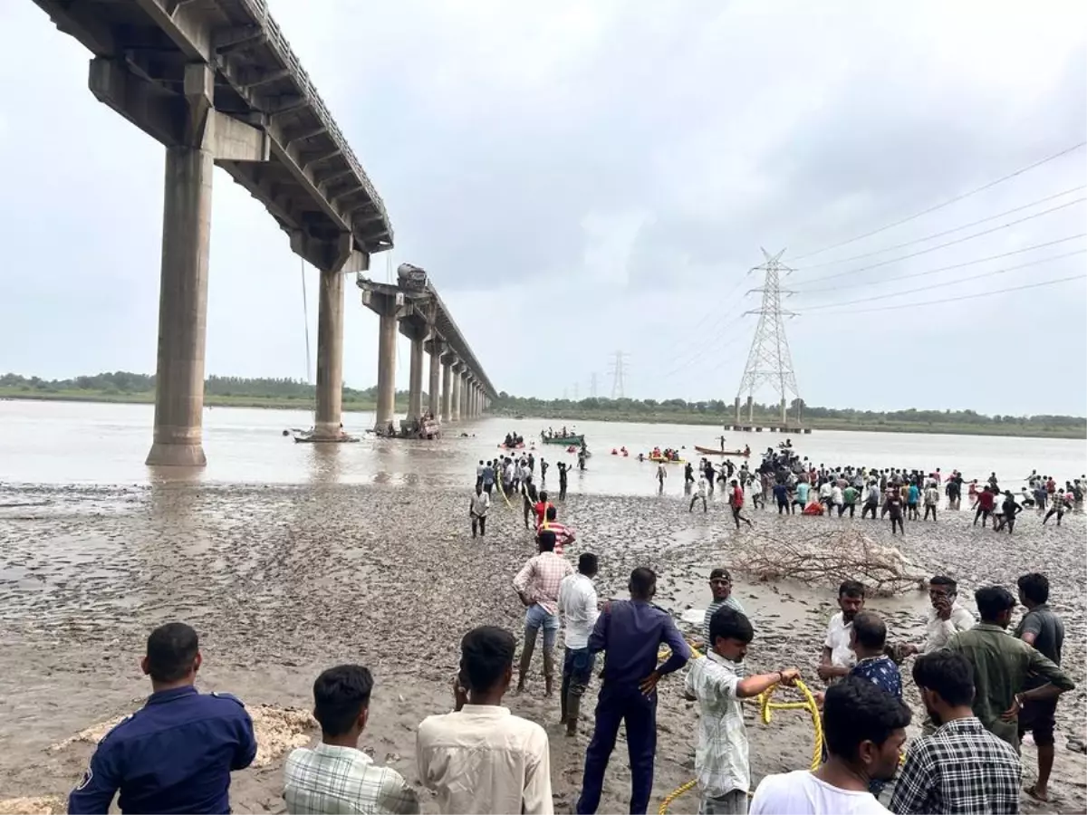 Gucerat'ta Köprü Çöktü: 9 Ölü