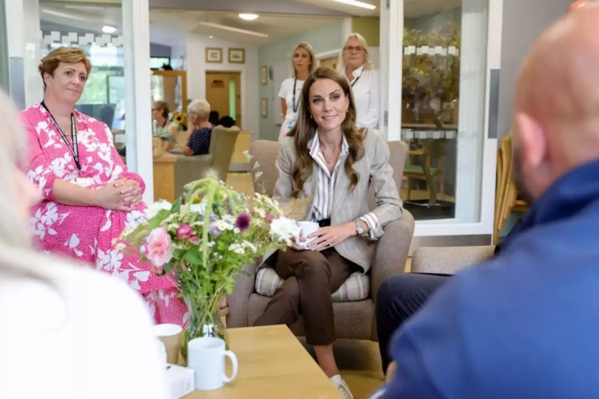 Kanseri yenen Kate Middleton, hastane ziyareti sırasında duygusal anlar yaşadı