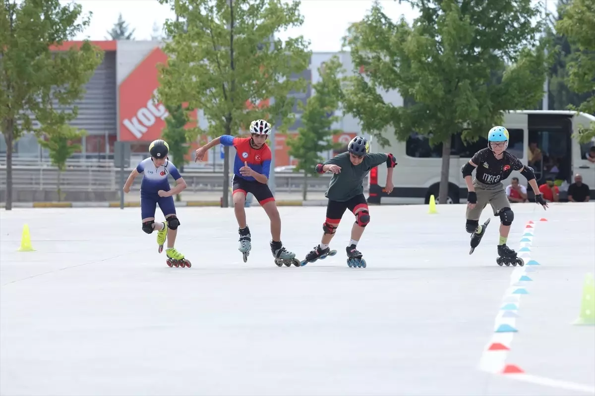 Kocaeli'de Tekerlekli Paten Yarışması Başladı