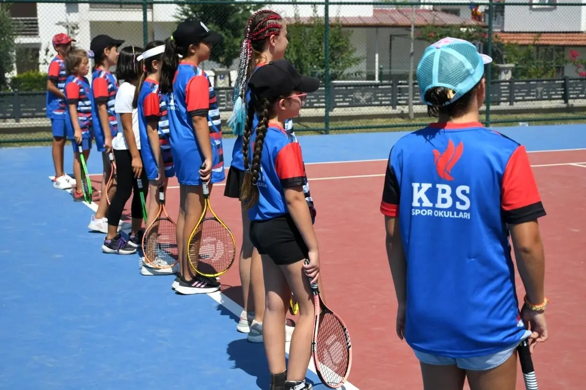 Kuşadası'nda Ücretsiz Tenis Kurslarına Yoğun İlgi